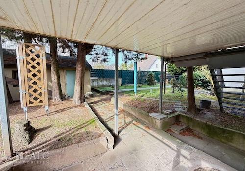 Garten, unter der Terrasse