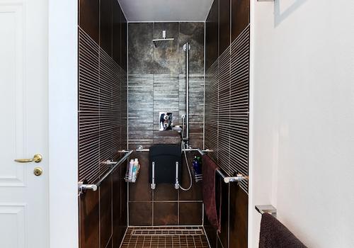 geräumige Dusche