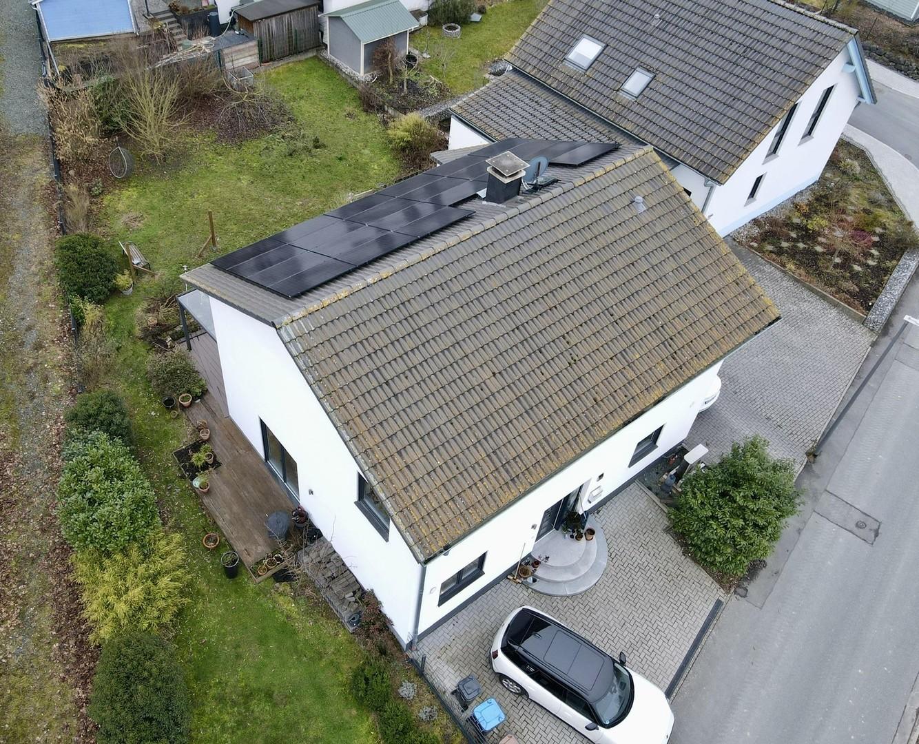 Haus oben vorne und Garten