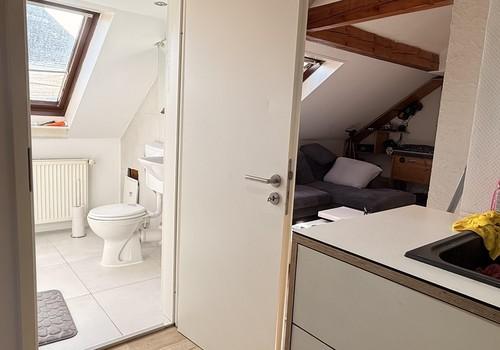 Blick ins Bad von Küche