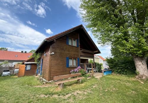 Hausansicht mit Garten