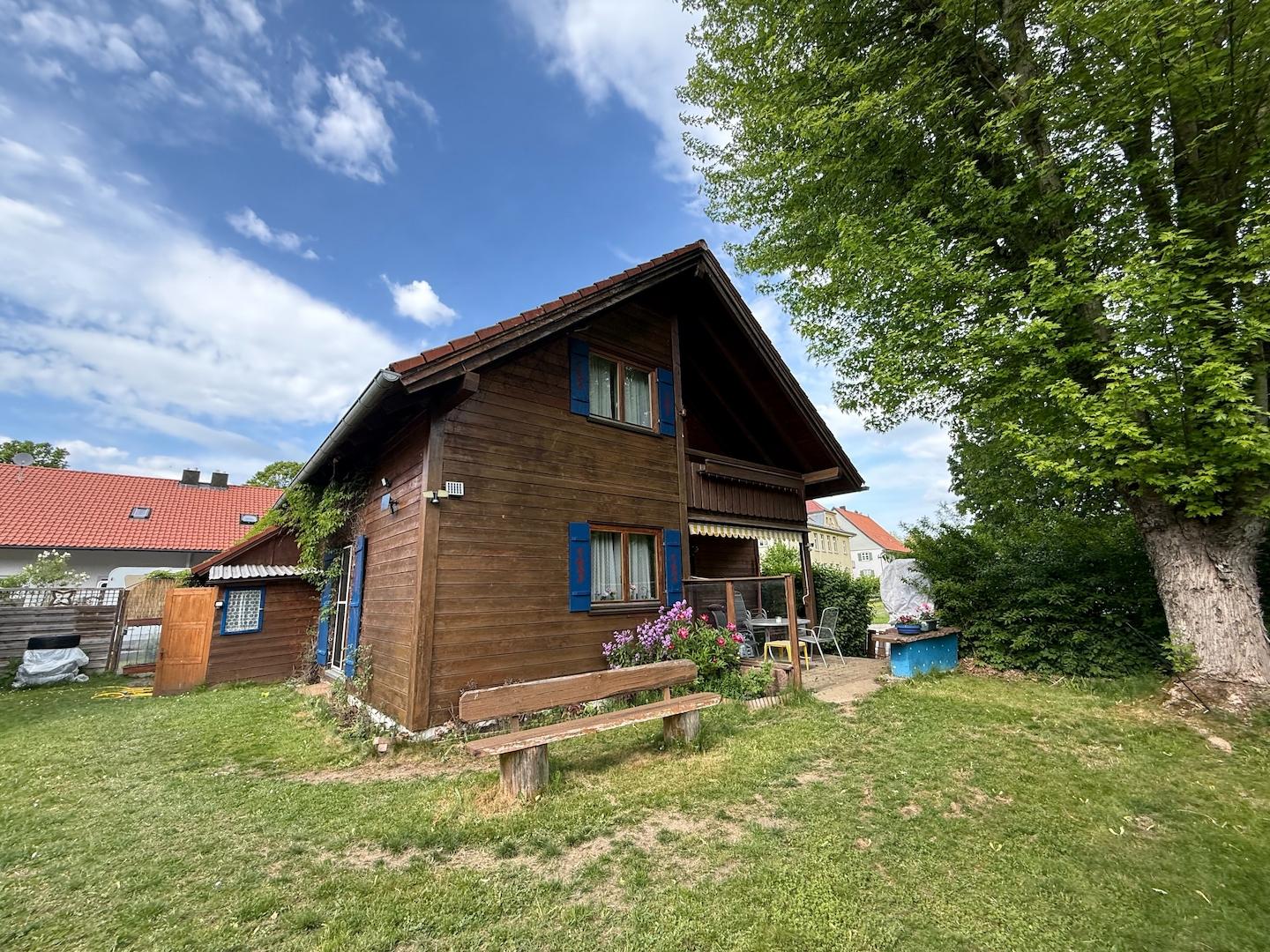 Hausansicht mit Garten