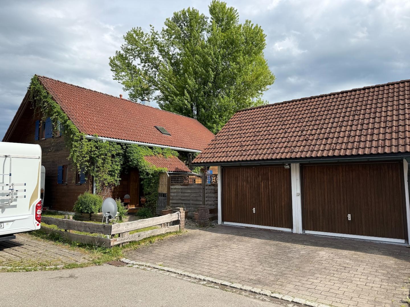 Hausansicht mit Doppelgarage