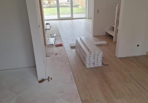 Blick Küche ins Wohnzimmer