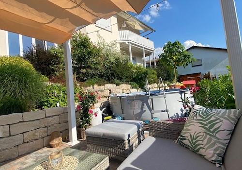 Sonnenterrasse mit Pool