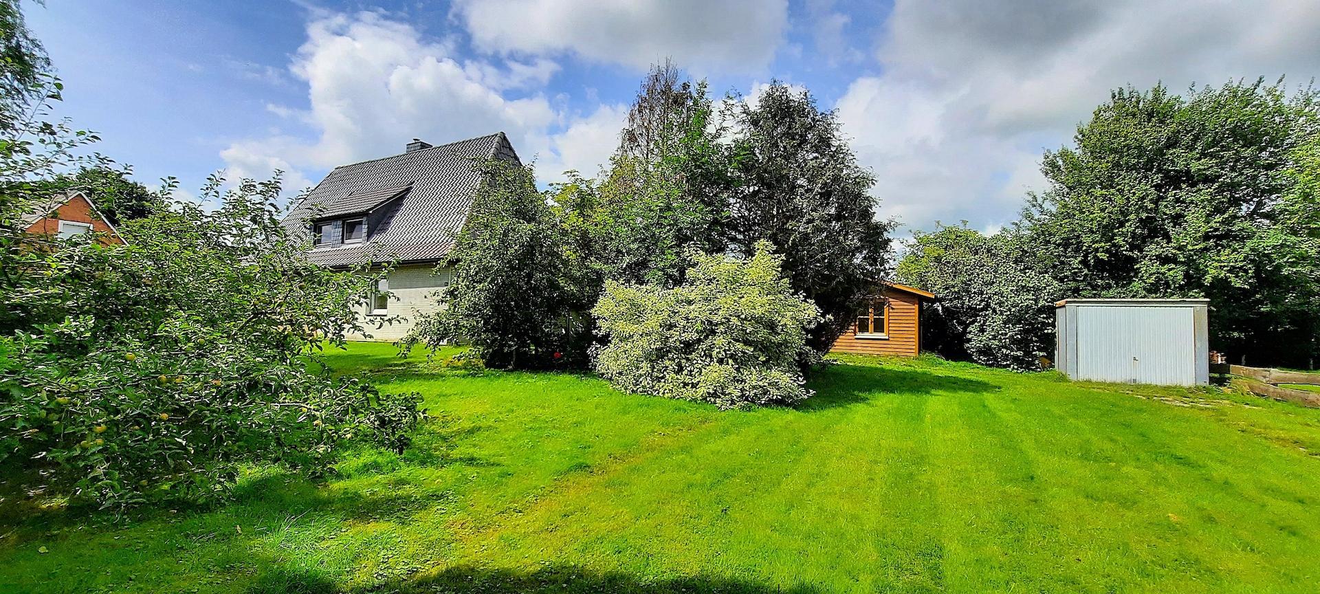 Garten mit Garage