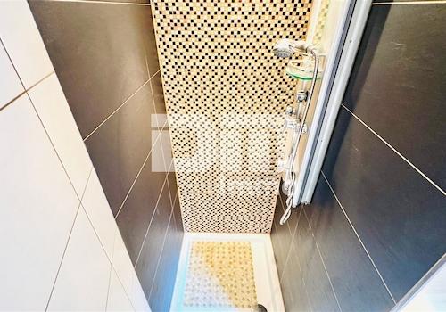 OG / DG Badezimmer Wanne / Dusche / Hantuchwärmer