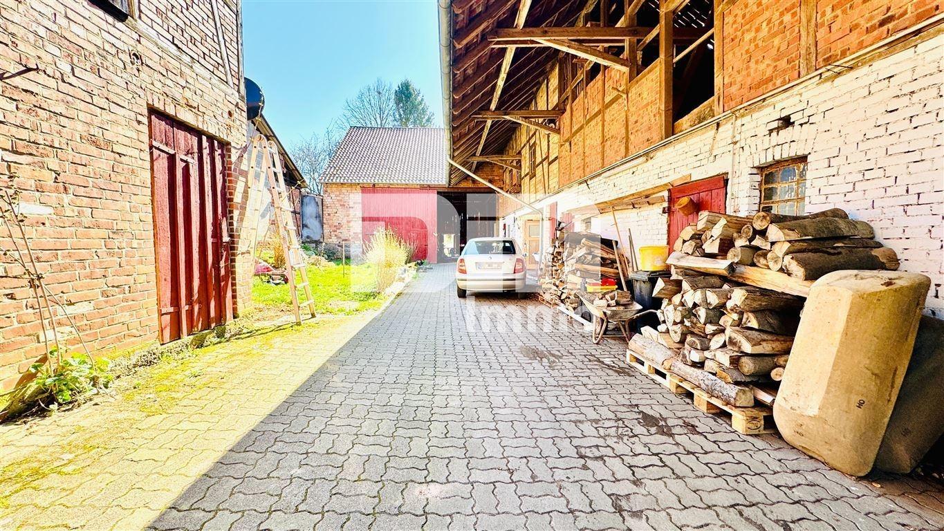 Zufahrt Scheune1 groß / Ställe rechts + links