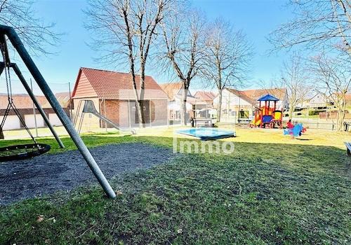 Öffentlicher Spielplatz vor der Tür
