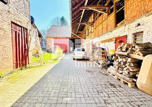 Zufahrt Scheune1 groß / Ställe rechts + links