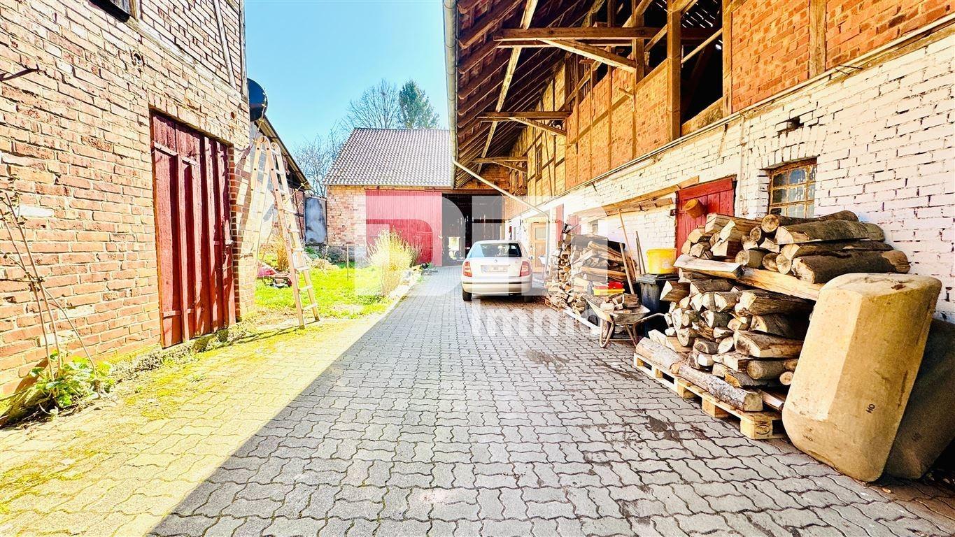 Zufahrt Scheune1 groß / Ställe rechts + links