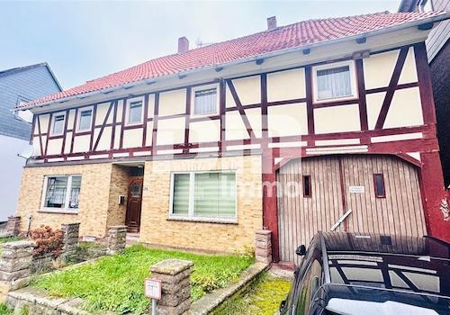 Frontansicht Wohnhaus / Zufahrt Innenhof rechts