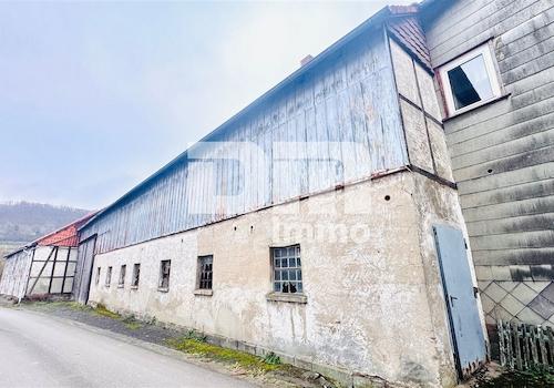 Seitenansicht Stallgebäude / Scheune / Zufahrt Hof