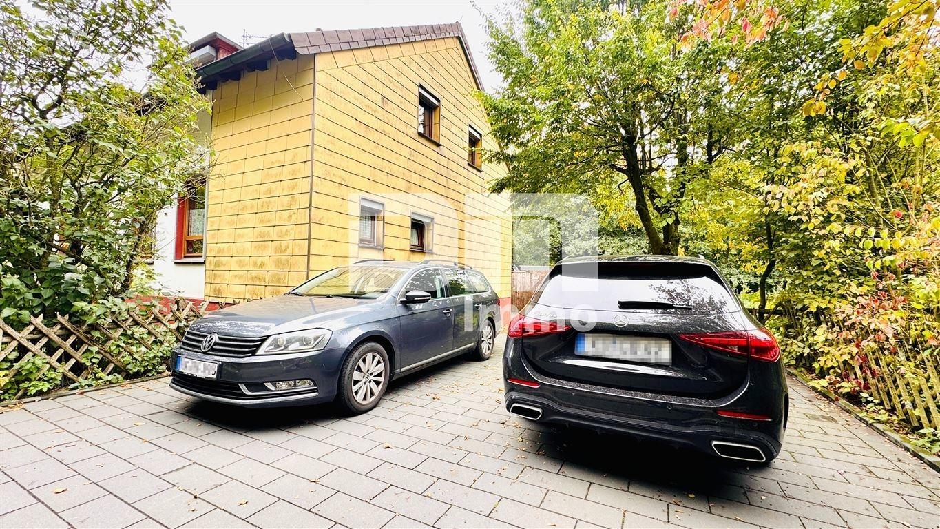 Parkflächen neben dem Haus / zufahrt Grundstück