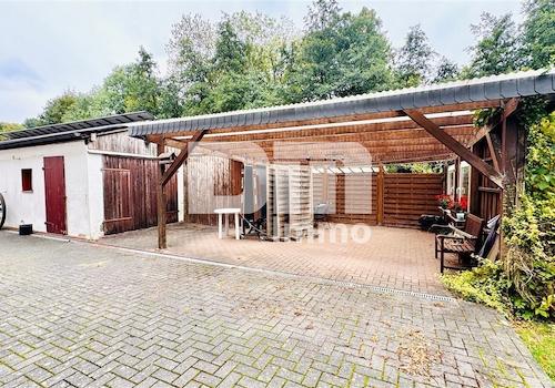 Nebengebäude und Carport