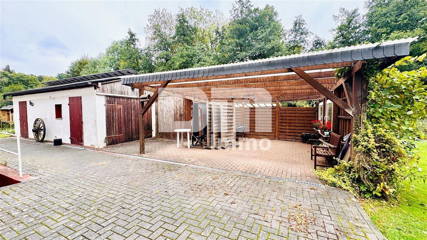 Nebengebäude und Carport