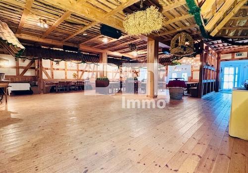 EG Gebäude 3 Saal / Tresen