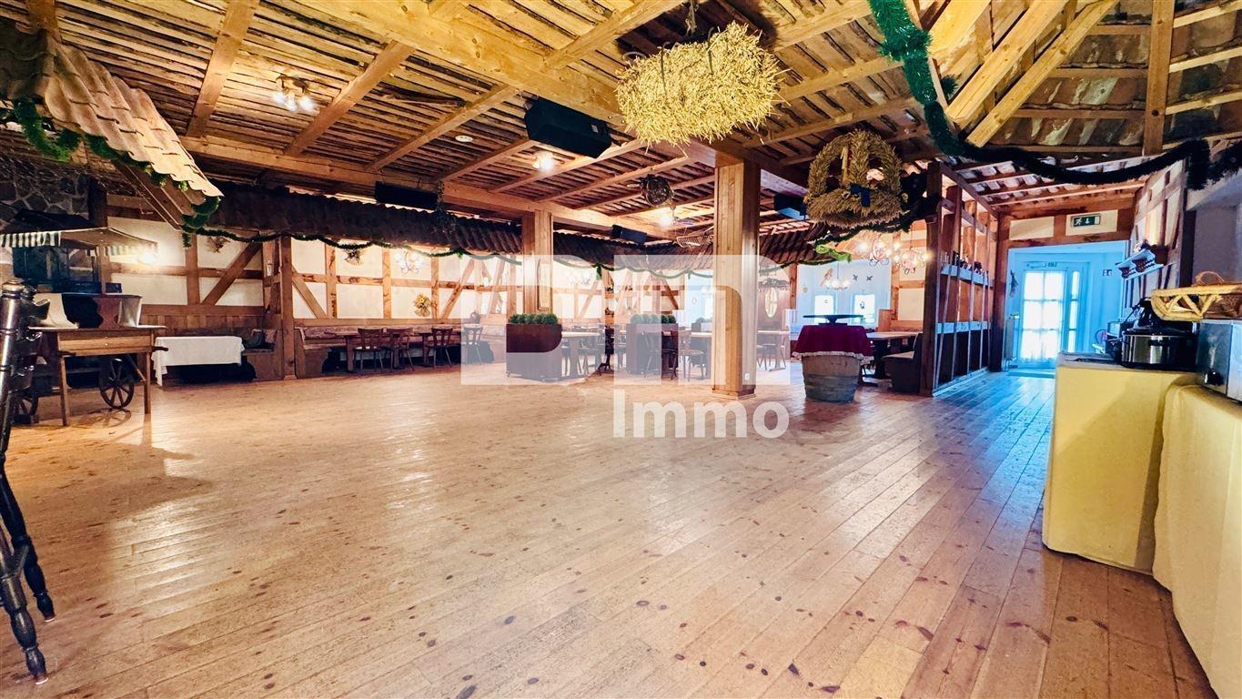 EG Gebäude 3 Saal / Tresen