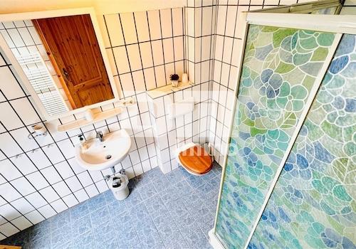 DG Gebäude 3 Ferienwohnung groß / Bad Dusche,Wanne