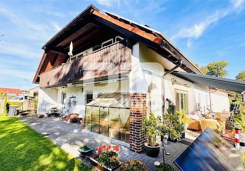 Rückansicht / Große Terrasse teilüberdacht