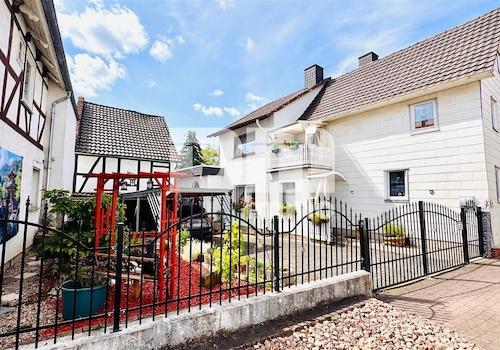 Frontansicht Hof / Zufahrt