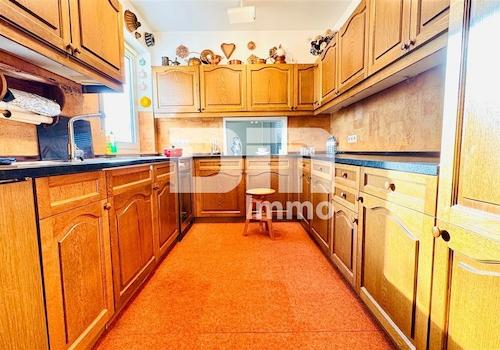 Küche mit Einbauküche + Durchreiche Wohnbereich