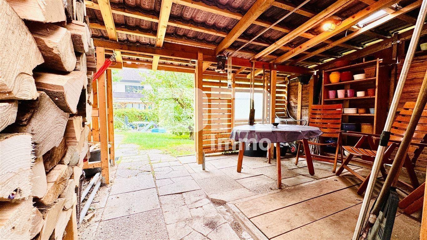 Überdachter Freisitz / Holzlager / Zugang Garten