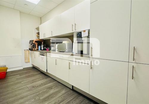 Bürogebäude / Küche mit EBK