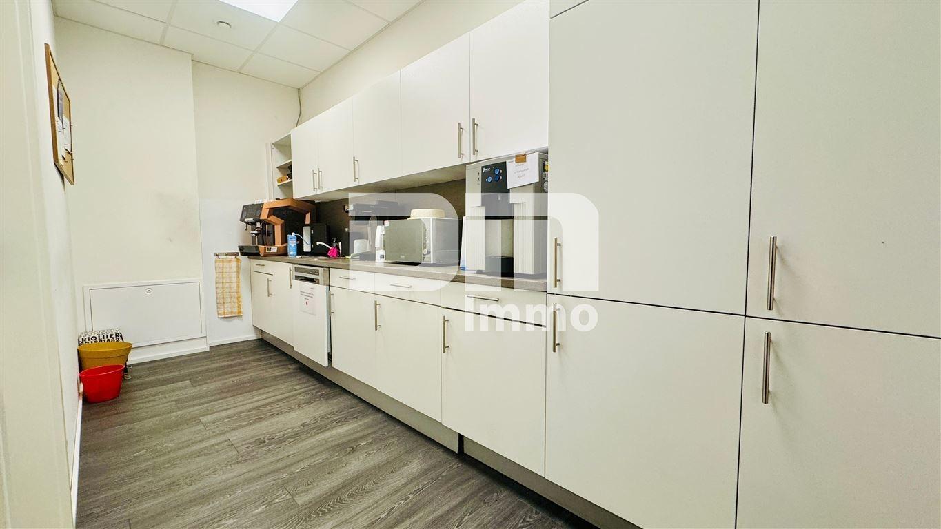 Bürogebäude / Küche mit EBK