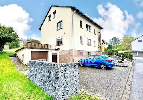 Seitenansicht Stellplätze / Garage