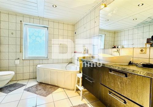 WE2 - EG Badezimmer / Wanne / Dusche