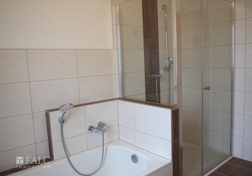 Bad mit Dusche und Wanne