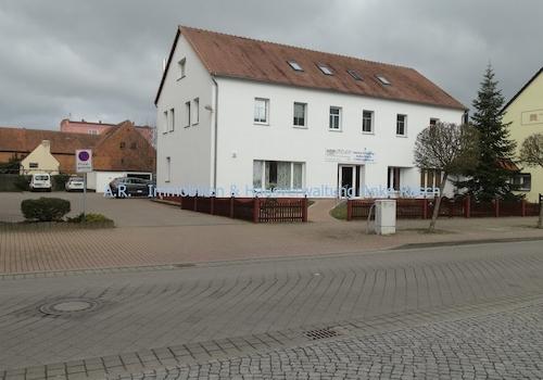 Außenansicht, eigene Parkplätze vorhanden 