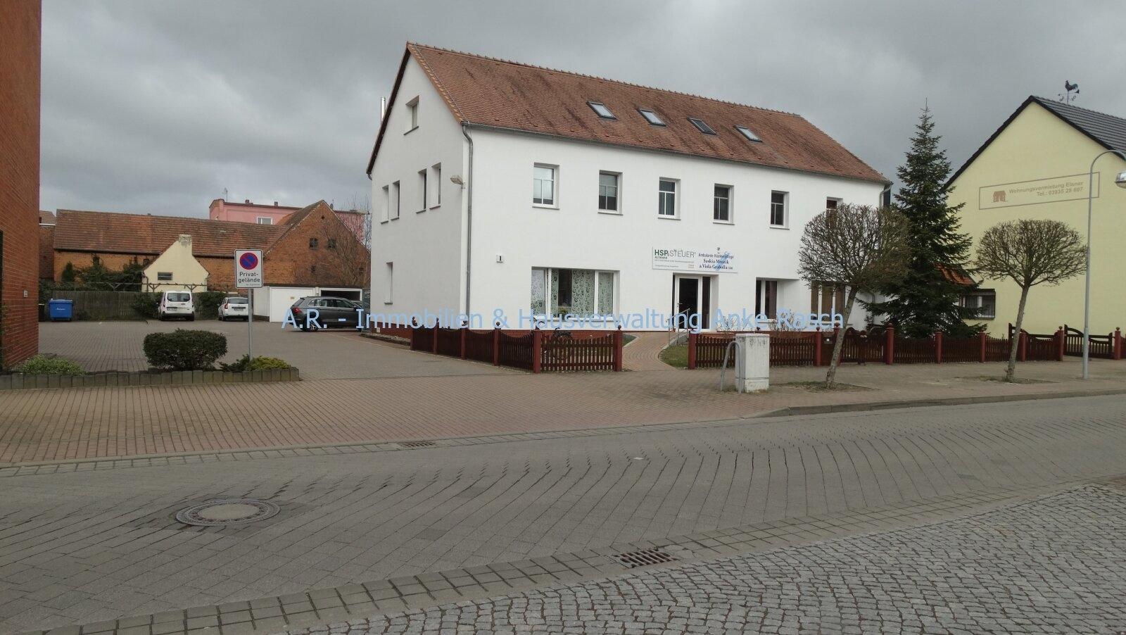 Außenansicht, eigene Parkplätze vorhanden 