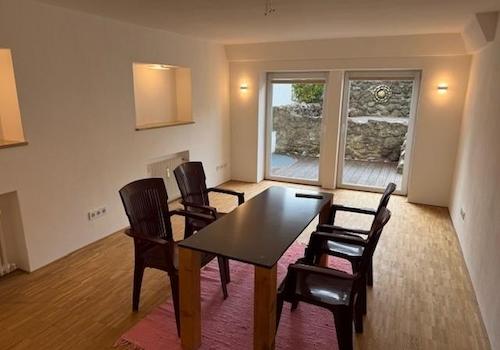 großes Wohnzimmer mit Terrasse