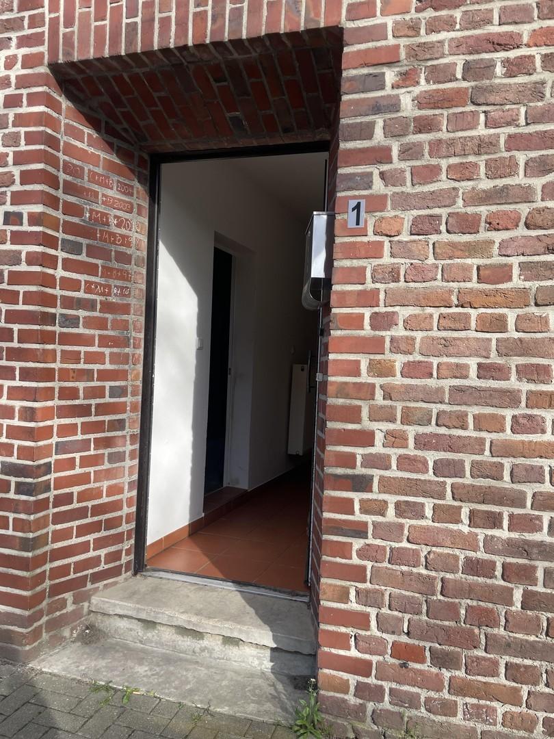 Nebeneingang zu Büro 2.)