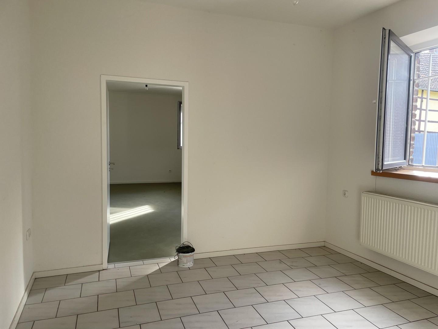 Büro 2.)