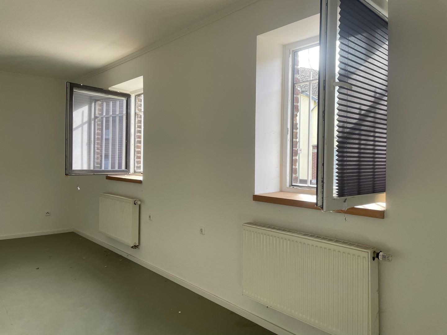 Büro 2.) helle Räumlichkeiten