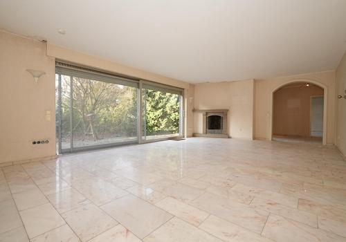 Wohnzimmer mit Kamin