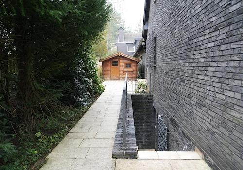 Kelleraußentreppe mit Gartenhaus