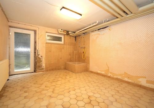 Keller mit Dusche und Ausgang