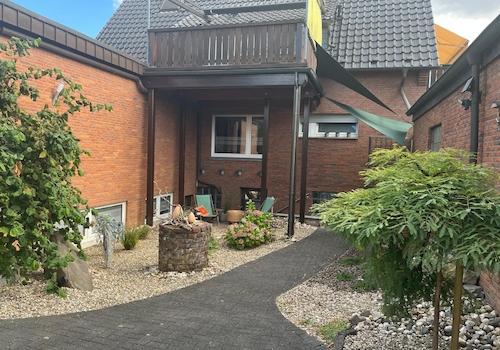 Blick zum Haus/ Souterrain Wohnung 