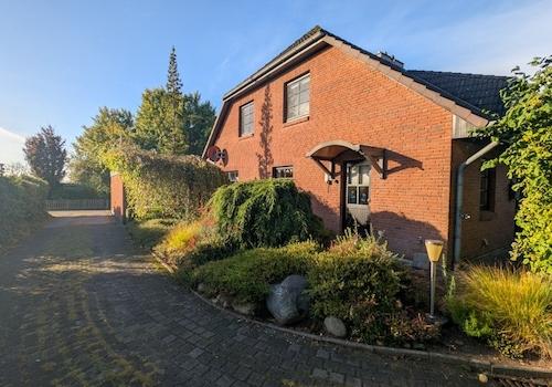 Auffahrt und Seiteneingang