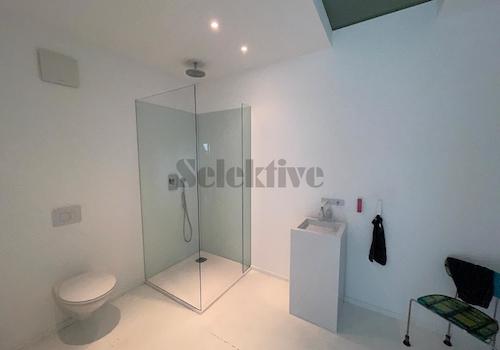 Bad im Bürogebäude