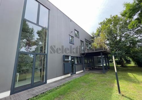 Bürogebäude mit Balkon