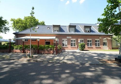 Seitliche Ansicht und Restaurantterrasse