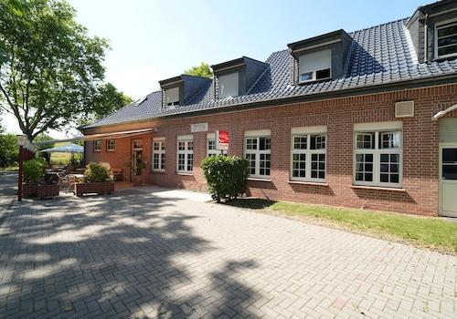 Seitliche Ansicht und Restaurantterrasse