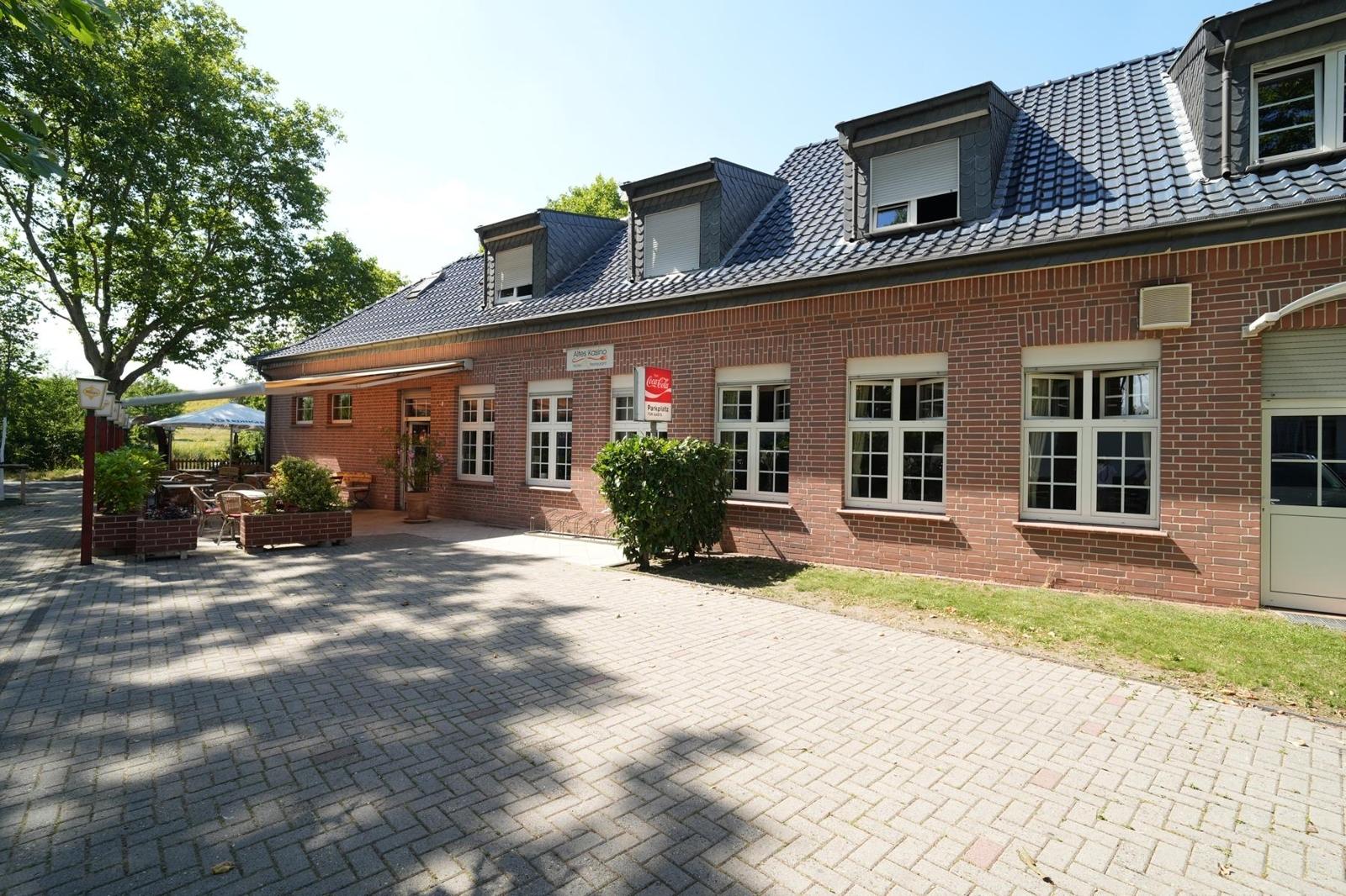 Seitliche Ansicht und Restaurantterrasse