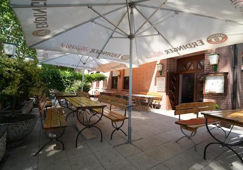 Haupteingang und Restaurantterrasse