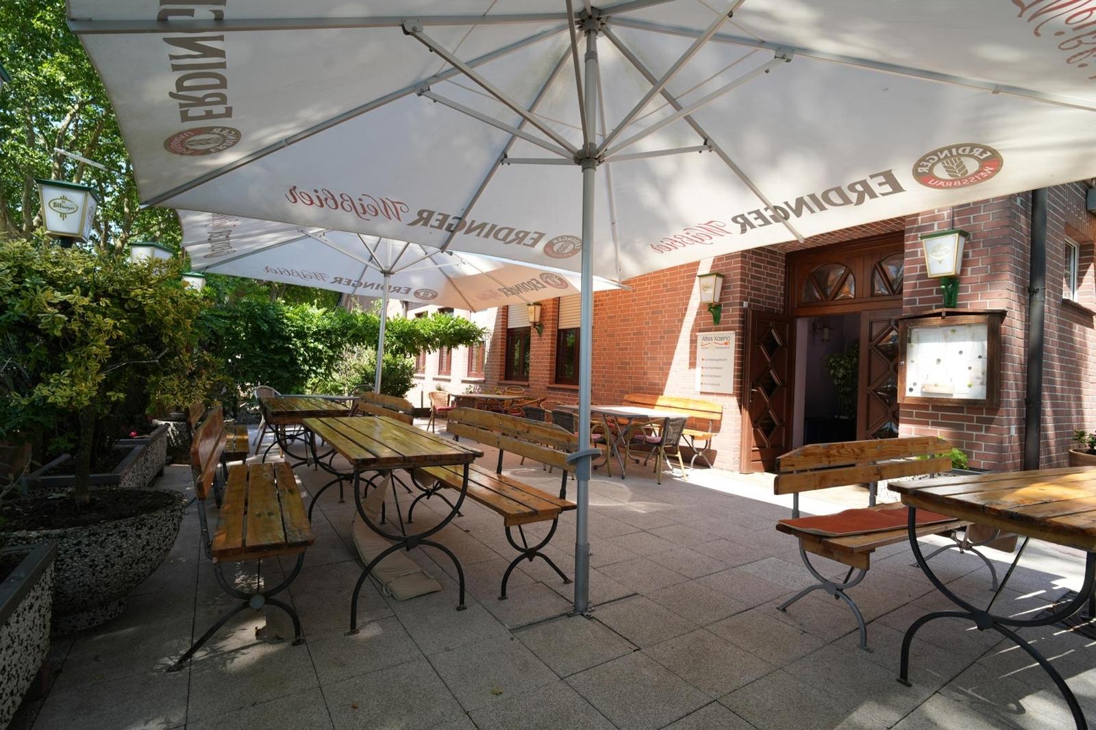 Haupteingang und Restaurantterrasse